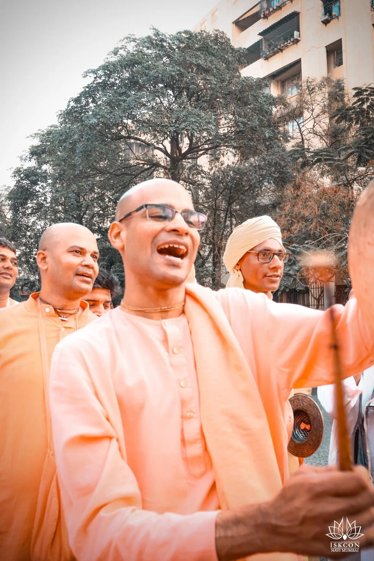 Kartals ringing, the holy name in full voice