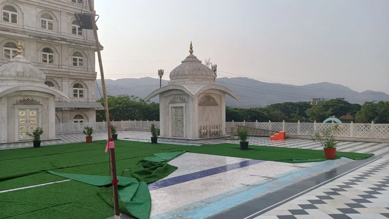 A chhatri on the terrace, the hills beyond · Photo: AmanAgrahari01, CC BY-SA 4.0 (Wikimedia Commons)