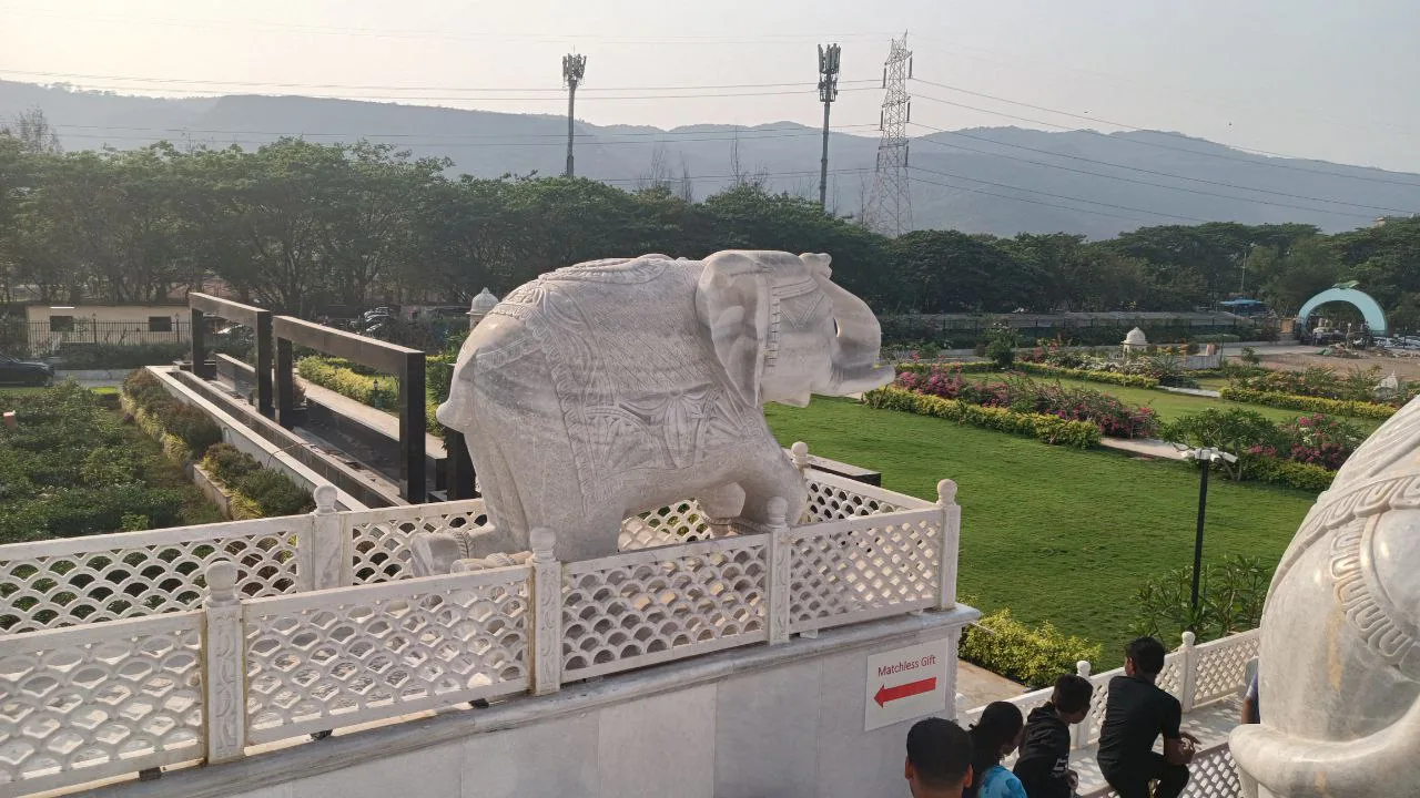 A marble elephant over the gardens · Photo: AmanAgrahari01, CC BY-SA 4.0 (Wikimedia Commons)