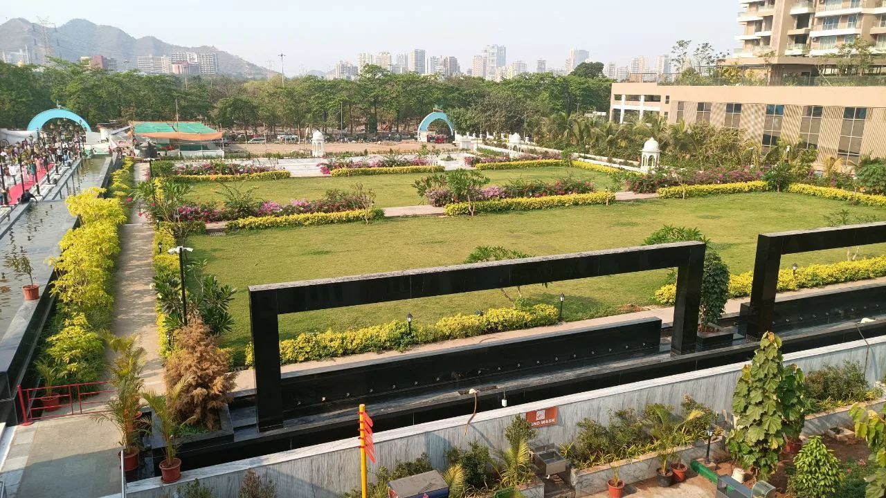 The gardens, with the Sahyadri hills beyond · Photo: AmanAgrahari01, CC BY-SA 4.0 (Wikimedia Commons)