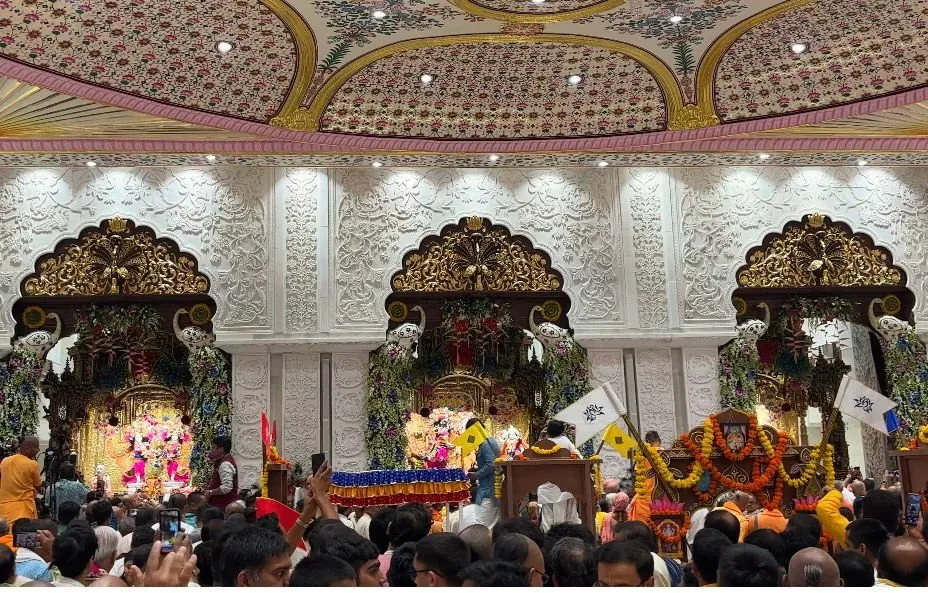 The doors open for darshan