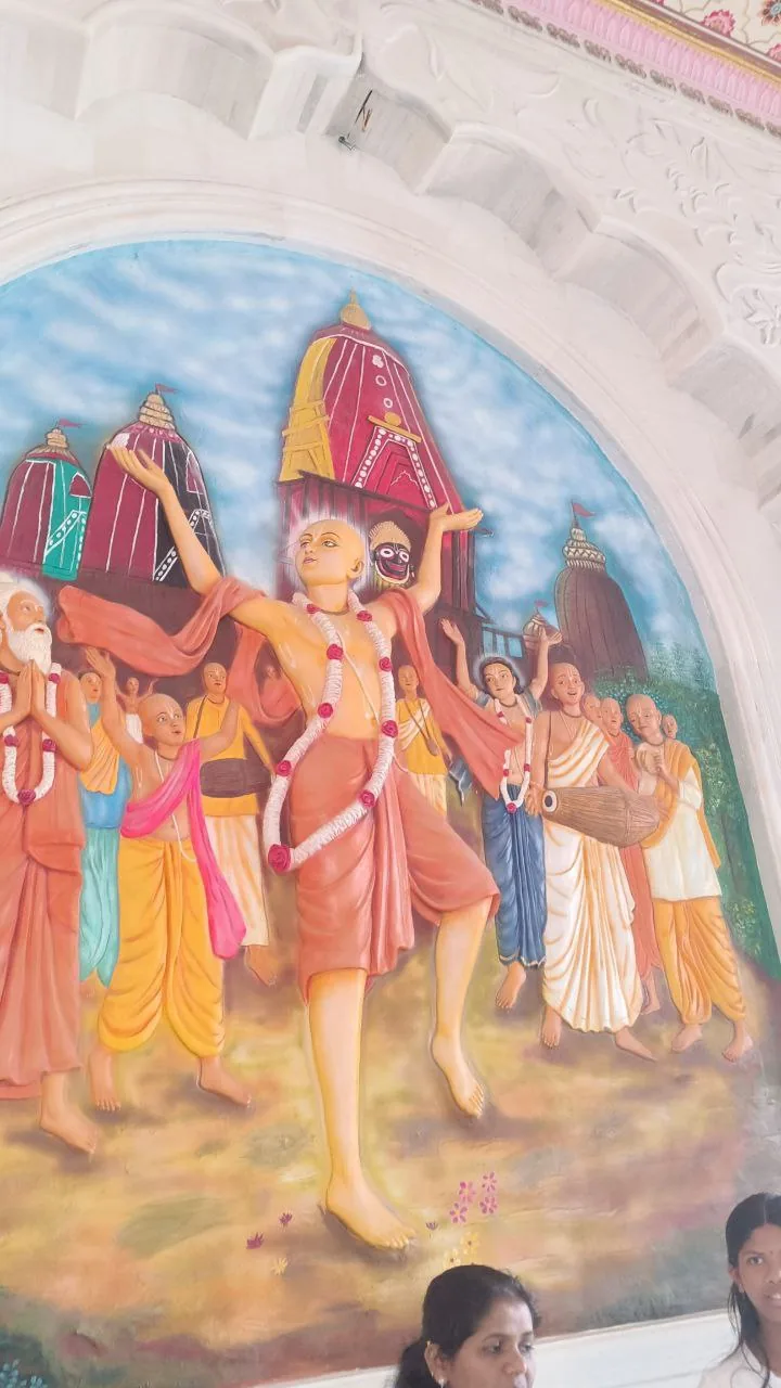 A mural in the hall: Sri Chaitanya Mahaprabhu dancing before Lord Jagannath's chariot · Photo: AmanAgrahari01, CC BY-SA 4.0 (Wikimedia Commons)
