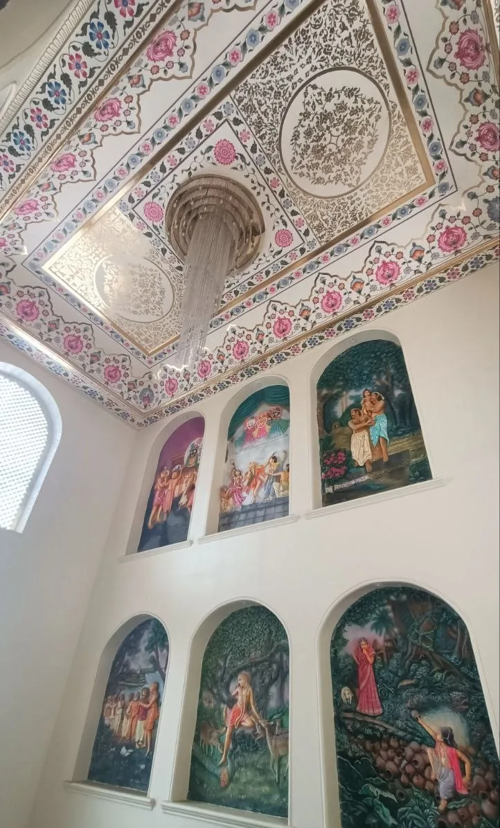 Painted ceilings, and murals of the Lord's pastimes · Photo: AmanAgrahari01, CC BY-SA 4.0 (Wikimedia Commons)